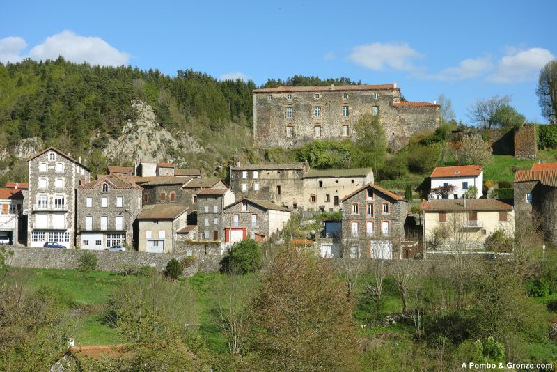 Saint-Privat-d’Allier, con el château al fondo