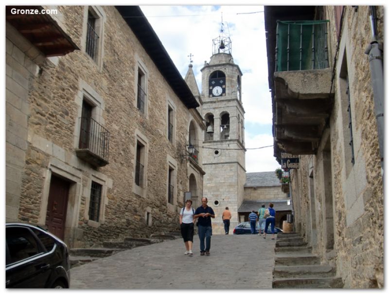 Calle de la Rúa e iglesia de Nuestra Señora de Azogue, Puebla de Sanabria