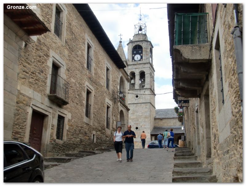 Calle de la Rúa e iglesia de Nuestra Señora de Azogue, Puebla de Sanabria Calle de la Rúa e iglesia de Nuestra Señora de Azogue, Puebla de Sanabria
