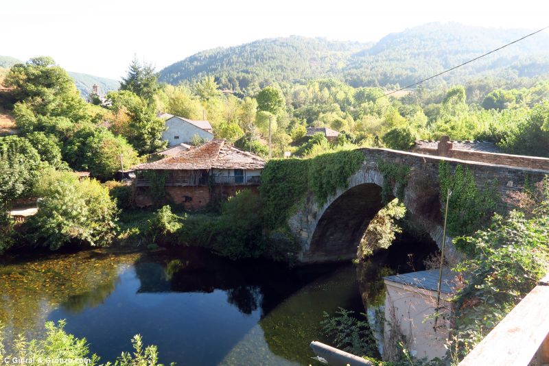 Puente medieval sobre el río Lor, en Barxa de Lor