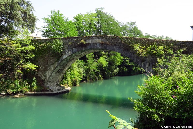 Antiguo puente sobre la Gave de Pau, Lestelle-Bétharram