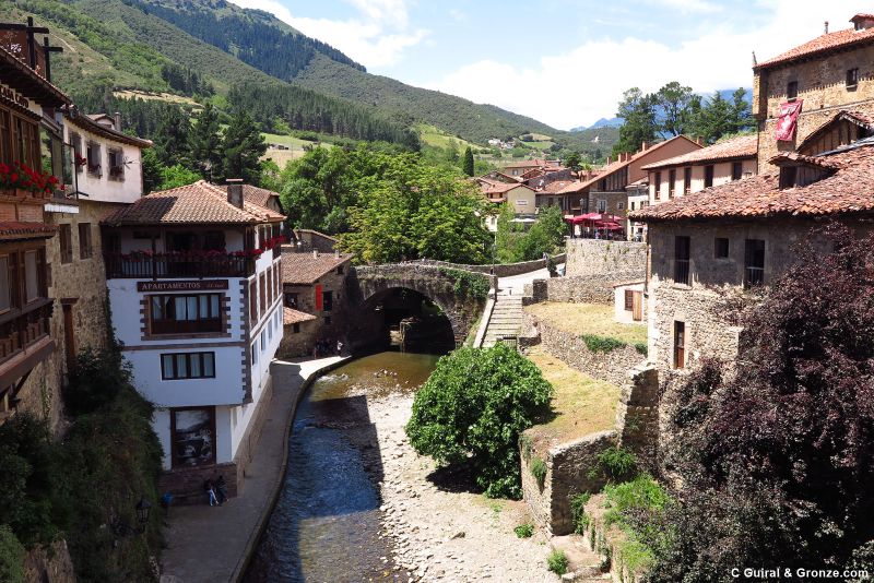 Puente viejo sobre el río Quiviesa, Potes Puente viejo sobre el río Quiviesa, Potes
