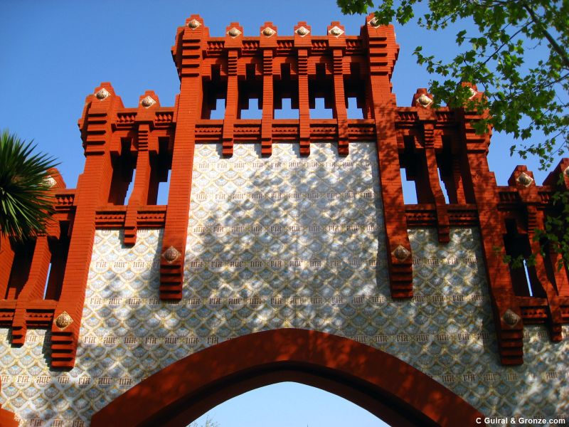 Puerta modernista en Comillas, obra de Joan Martorell Puerta modernista en Comillas, obra de Joan Martorell