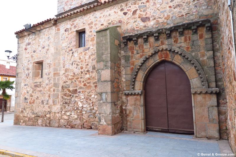 Puerta lateral de la iglesia de Nuestra Señora de la Consolación, Monterrubio de la Serena