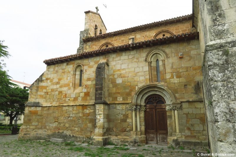 Puerta lateral de la iglesia de la Virgen de Puerto, Santoña