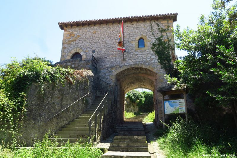 Puerta de San Lorenzo, punto de entrada a Laredo