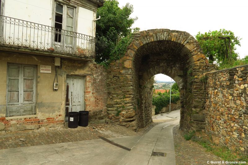Puerta medieval en la muralla de Monforte de Lemos Puerta medieval en la muralla de Monforte de Lemos