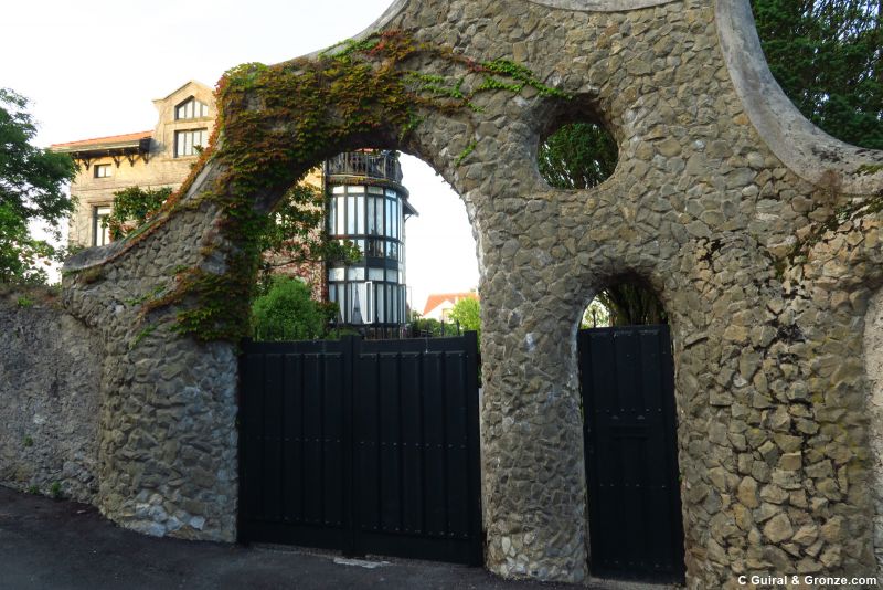 Puerta de los Pájaros en Comillas, diseñada por Antoni Gaudí Puerta de los Pájaros en Comillas, diseñada por Antoni Gaudí