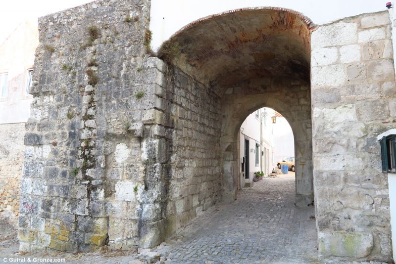 Puerta medieval de Santiago, salida de Santarém