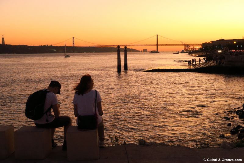 Puesta de sol frente al Tajo, en la praça do Comercio de Lisboa