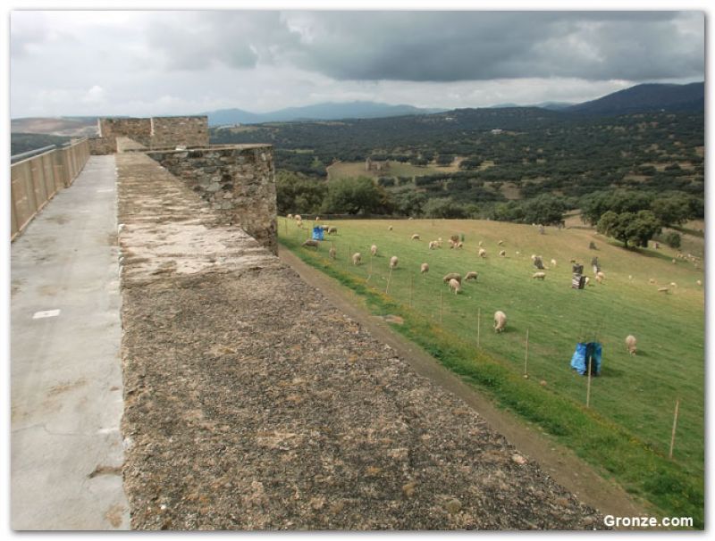 Adarve del castillo de El Real de la Jara Adarve del castillo de El Real de la Jara