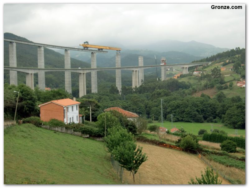 Vista de los viaductos de la nacional y de la autovía, El Rellayo