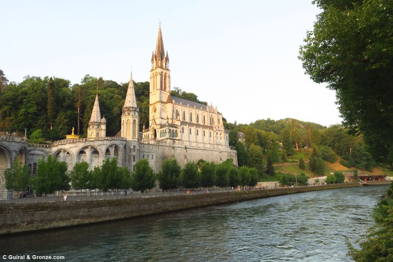 El río Gave de Pau ante el santuario de Lourdes
