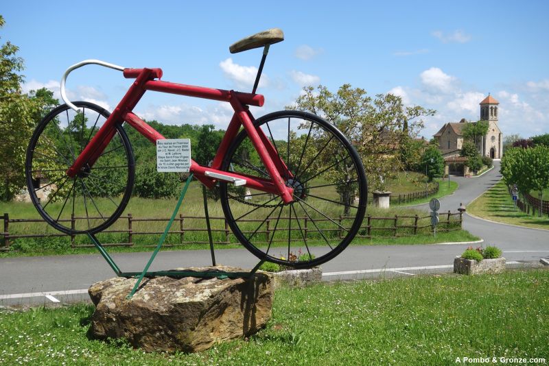 Bicicleta del Tour 2004 e iglesia, Saint-Jean-Mirabel
