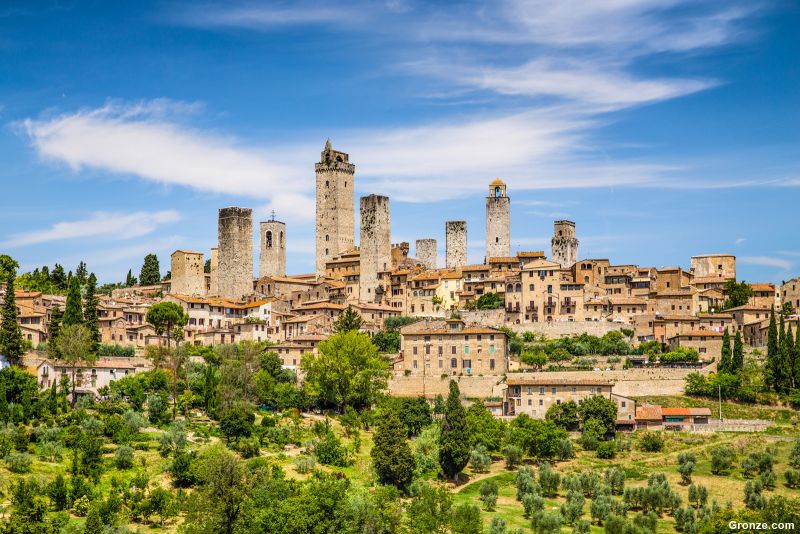 Vista del pueblo amurallado medieval de San Gimignano Vista del pueblo amurallado medieval de San Gimignano