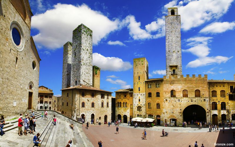 Piazza del Duomo, San Gimignano Piazza del Duomo, San Gimignano