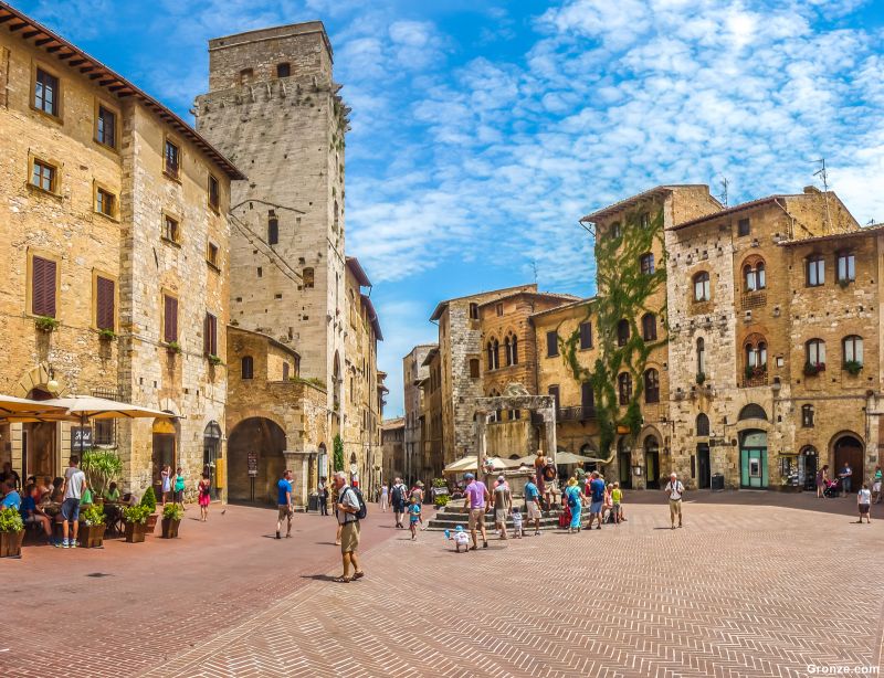 Piazza della Cisterna, San Gimignano Piazza della Cisterna, San Gimignano