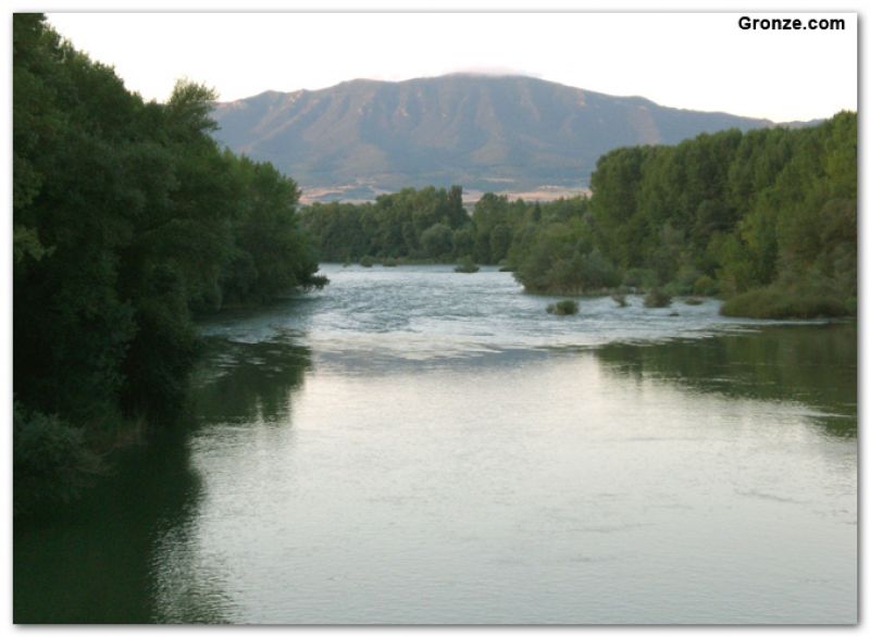 Río Aragón, a la salida de Sangüesa Río Aragón, a la salida de Sangüesa