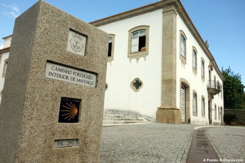 Câmara Municipal y marco del Camino Portugués Interior, Santa Marta de Penaguiâo