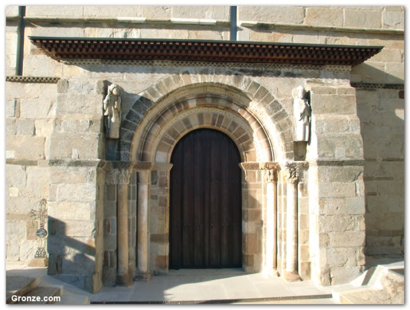 Portada meridional de la iglesia de Santa Marta de Tera
