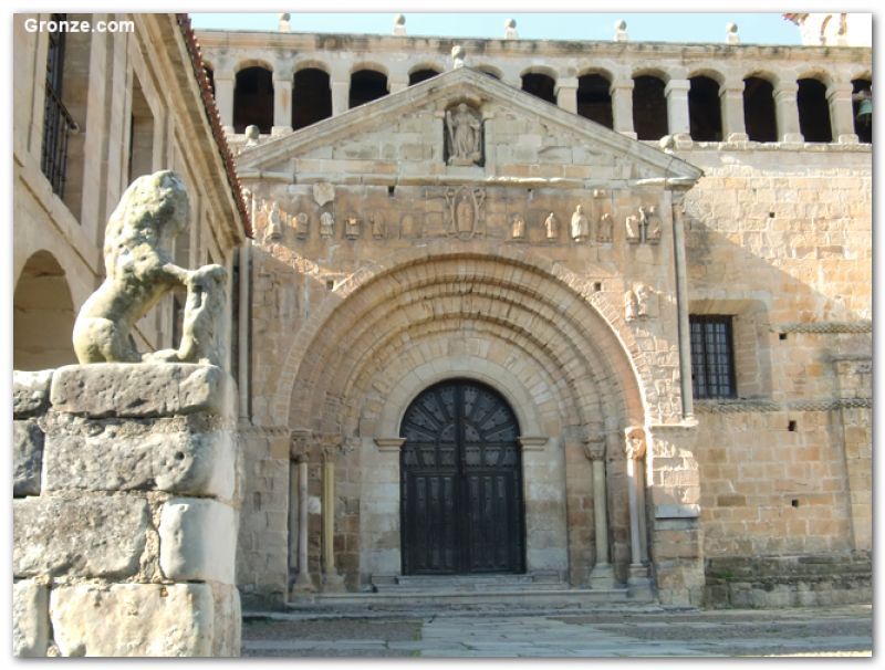 Portada de la Colegiata de Santa Juliana, Santillana del Mar