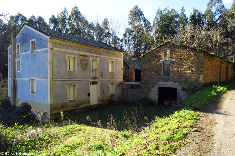 Casas junto al camino, a la salida de Santo Tomé de Lourenzá