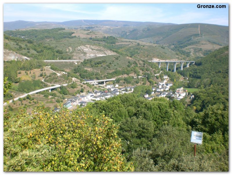 Vega de Valcarce desde el castillo de Sarracín (Fuera Ruta)