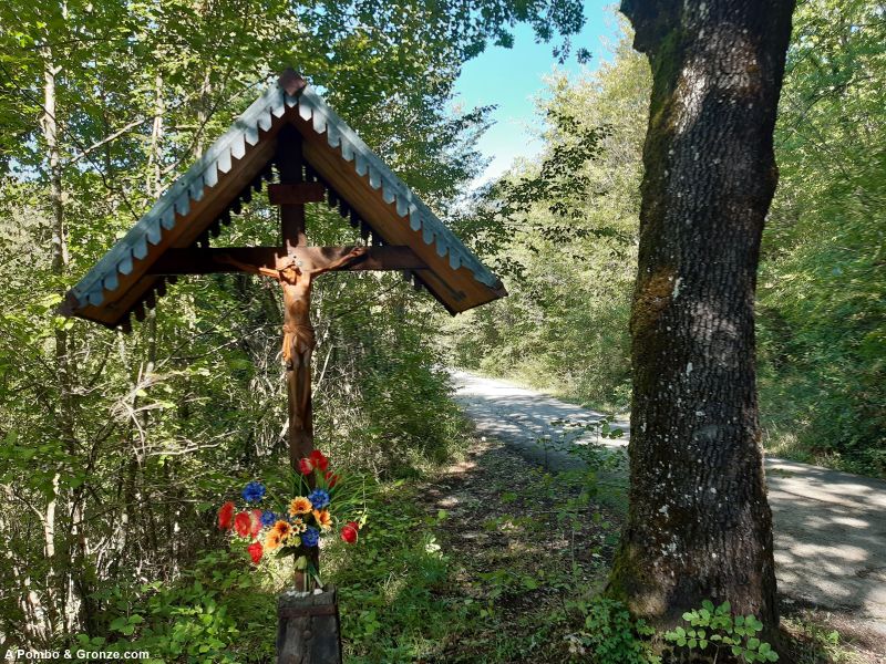 Crucificado en el bosque, de Il Sasso a Città di Castello