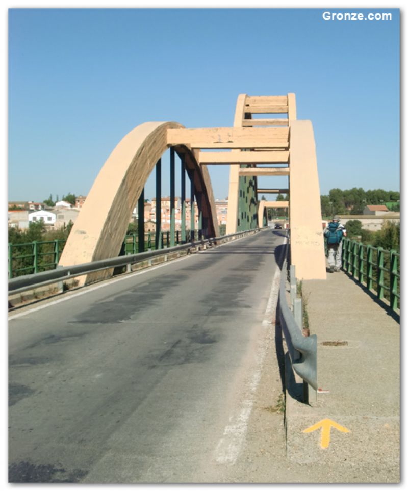 Puente en la entrada de Sástago