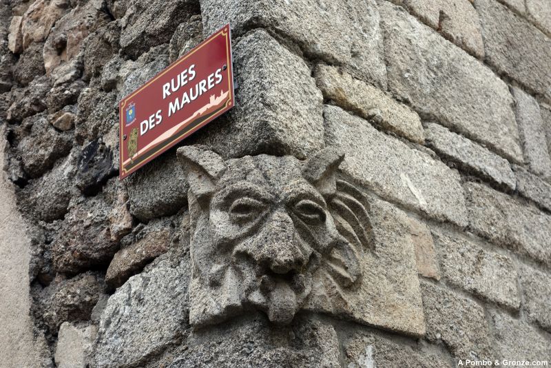 Cabeza de la bête en una calle de Saugues Cabeza de la bête en una calle de Saugues