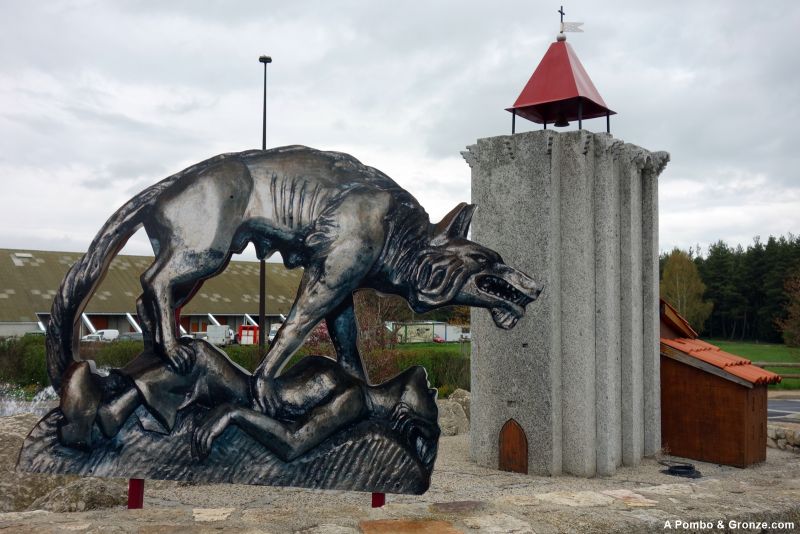 Escultura de la bête a la salida del pueblo, Saugues Escultura de la bête a la salida del pueblo, Saugues