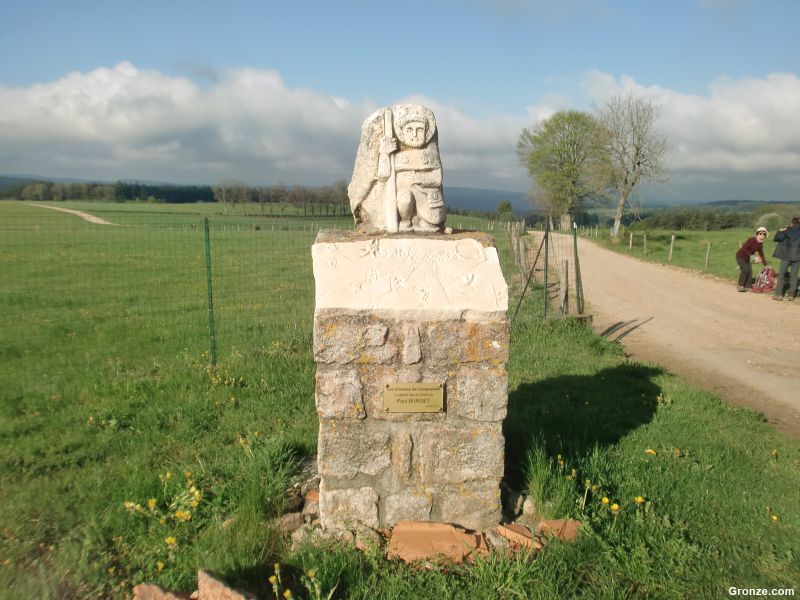 Monumento a los peregrinos a la salida de Les Sétoux