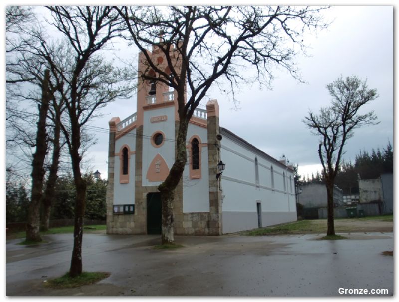 Iglesia de Barciela, a la salida de Sigüeiro Iglesia de Barciela, a la salida de Sigüeiro