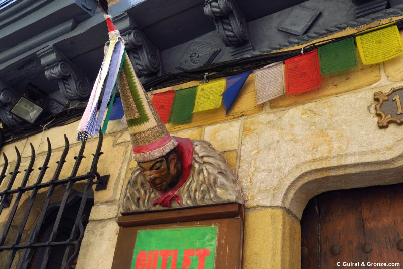 Sombrero cónico con cintas, típico de los carnavales, en el casco viejo de Hondarribia