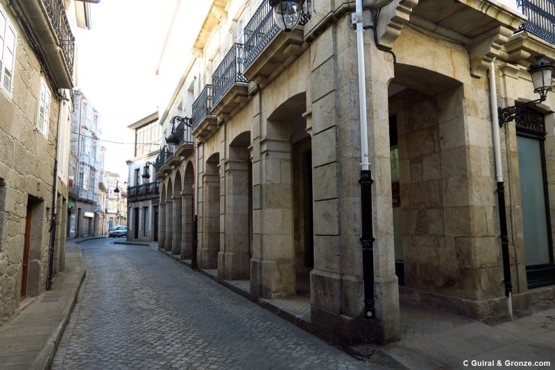 Soportales en el casco histórico de Chantada
