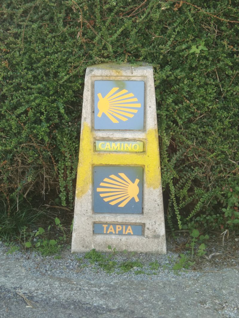 Mojón indicativo en la bifurcación del camino oficial (por Tol) y el camino por Tapia de Casariego