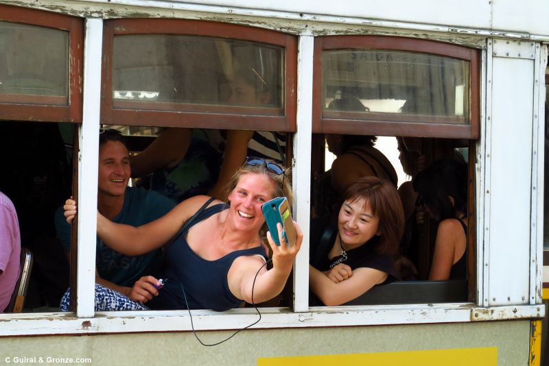 Turistas en el tranvía 28, la linea más famosa de Lisboa