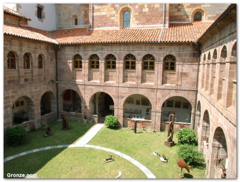 Claustro del monasterio de San Salvador, Urdax Claustro del monasterio de San Salvador, Urdax