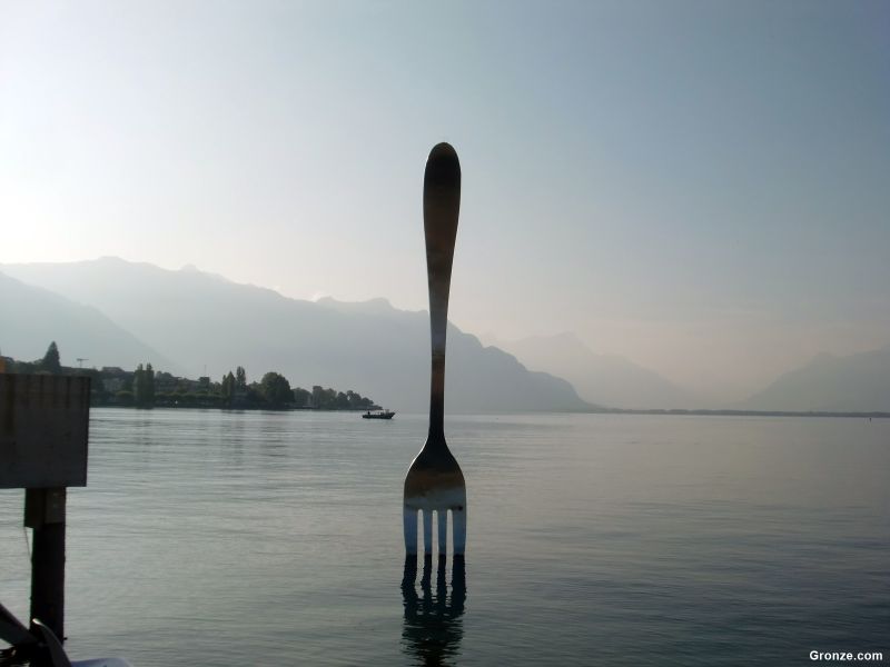 Escultura de un tenedor gigante de acero en el muelle de Vevey