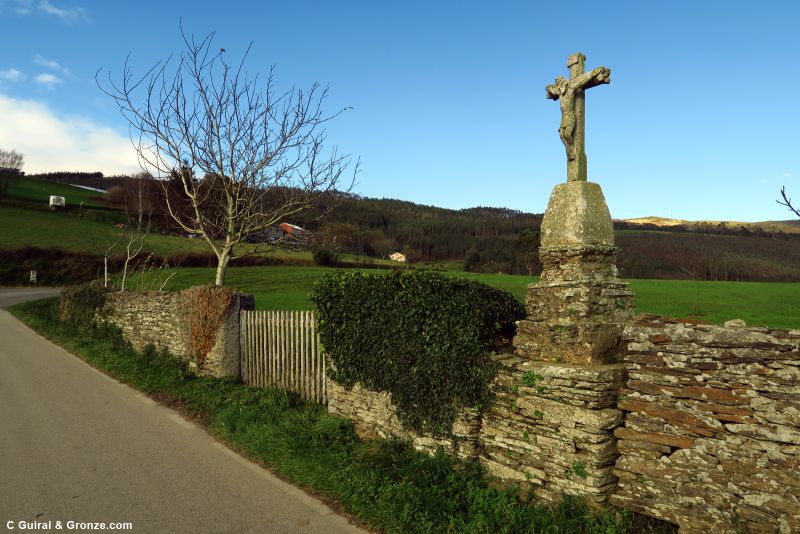 Cruz de un vía crucis sobre el muro de una finca, en O Castro (Lindín)