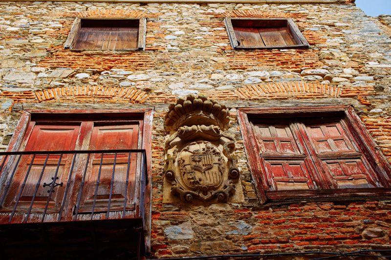 Blasón en una casona de Villafranca del Bierzo