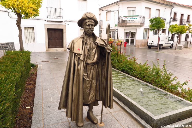 Monumento al peregrino en Villanueva del Duque Monumento al peregrino en Villanueva del Duque