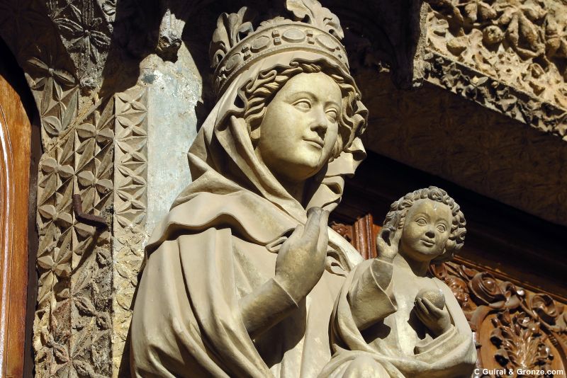 La Virgen Blanca y el Niño, en el parteluz de entrada a la catedral de León La Virgen Blanca y el Niño, en el parteluz de entrada a la catedral de León