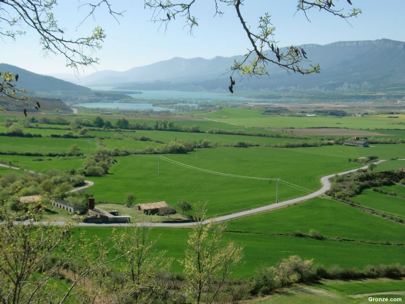 Vista desde Artieda del embalse de Yesa y del Canal de Berdún