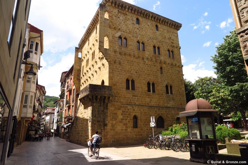 Torre Luzea, edificio gótico en el centro de Zarautz Torre Luzea, edificio gótico en el centro de Zarautz