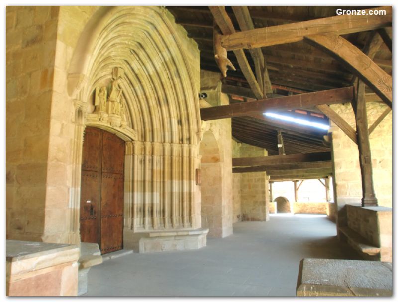 Atrio de la iglesia del monasterio de Zenarruza Atrio de la iglesia del monasterio de Zenarruza